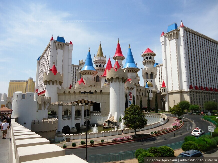 Казино-отель Excalibur в Лас-Вегасе на бульваре Стрип — построен в стиле сказочного замка