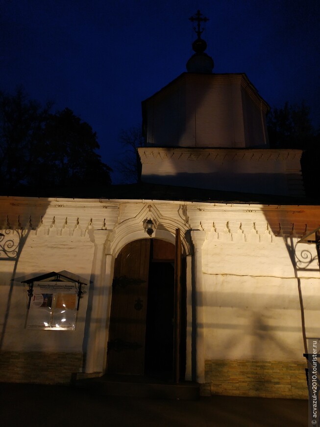 Мимо Древне-Успенского храма в Верхний парк