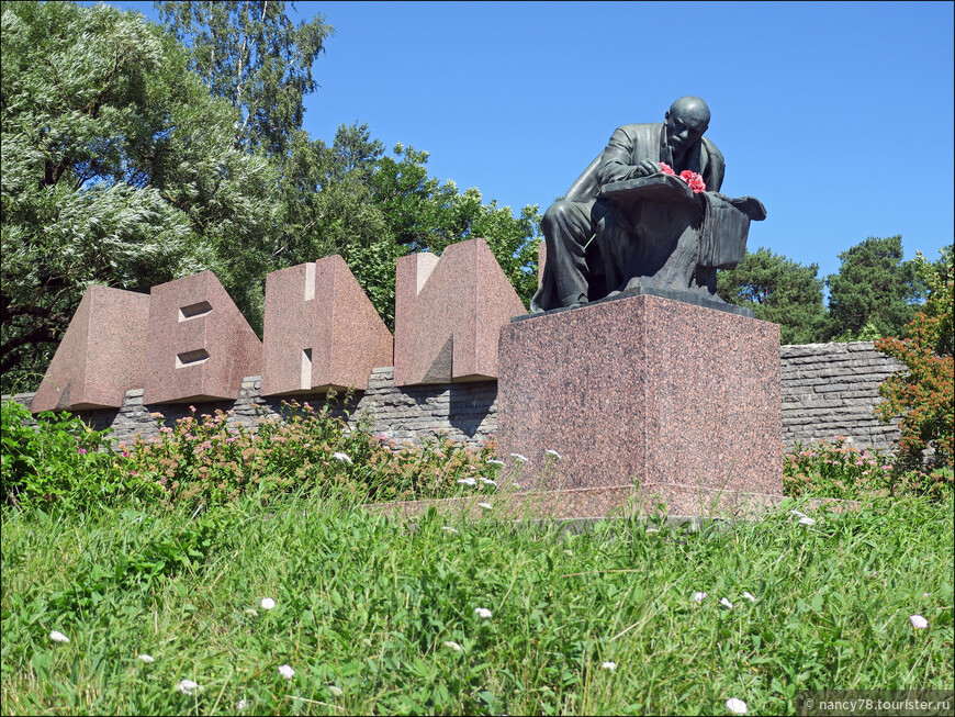 Памятник Ленину на повороте от Тарховки к музею «Шалаш».