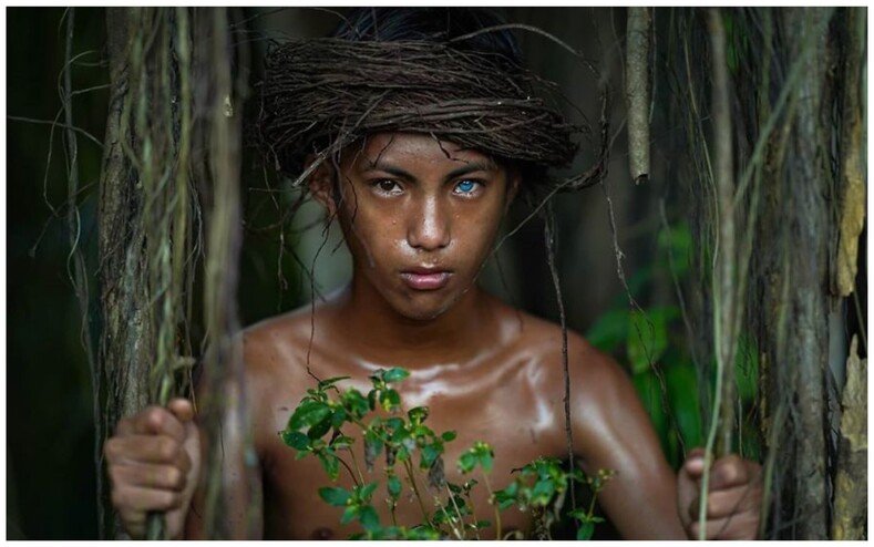 Фото голубоглазых дикарей из джунглей Индонезии покорили весь мир (причина такого необычного цвета глаз — генетическая аномалия)