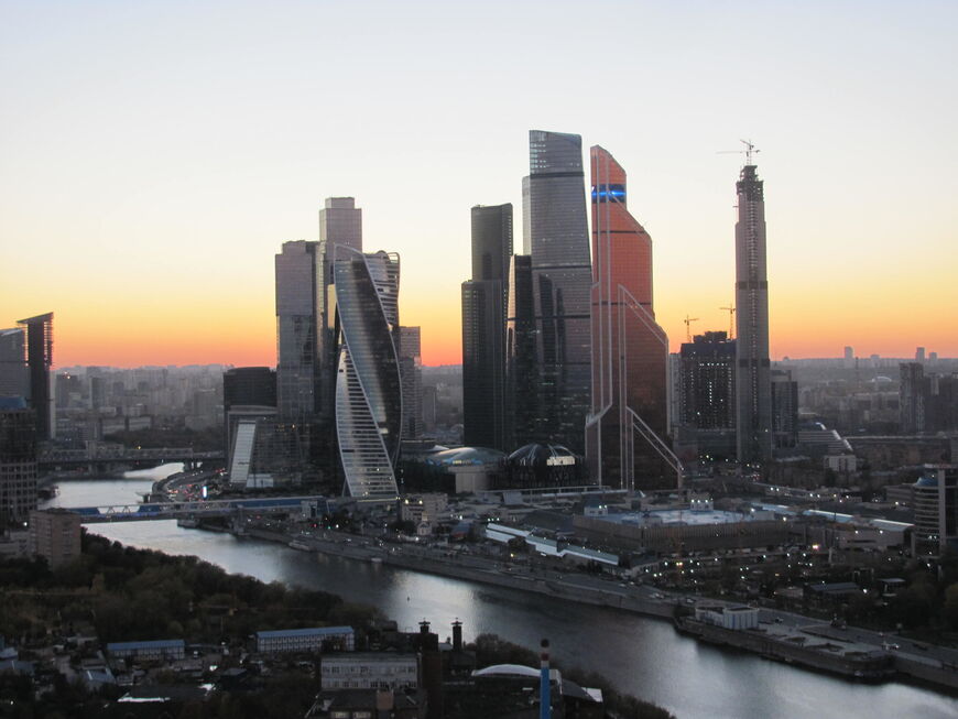 Вид на «Москва-Сити» со смотровой площадки гостиницы «Украина»