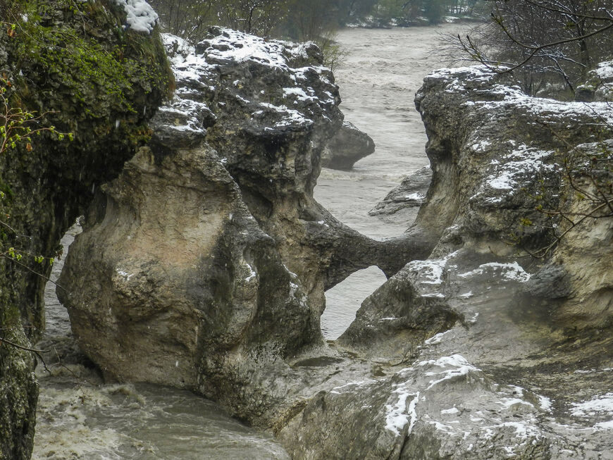 В некоторых местах камни соединяют берега реки