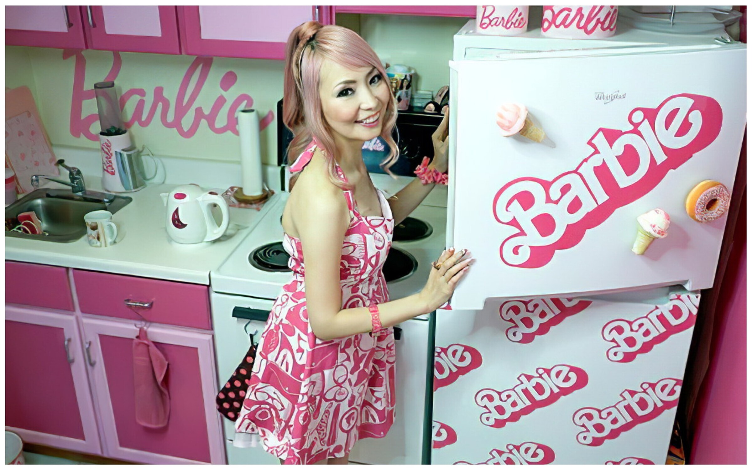 Включи барби есть. Фотосессия в стиле Барби с кукольным домиком. Azusa Барби. Дом Барби в реальной жизни. Барби домохозяйка стиль.