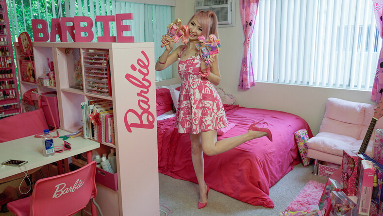 38-летняя женщина потратила тысячи долларов, чтобы превратить свою квартиру в дом куклы Барби (фото, сделанные внутри необычного жилища)