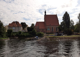 Дальше по течению реки можно увидеть готический кафедральный собор святых Мартина и Николая. 