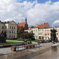Главной площадью старого города является Старый рынок. До 20 века он был административно-экономическим центром города.
