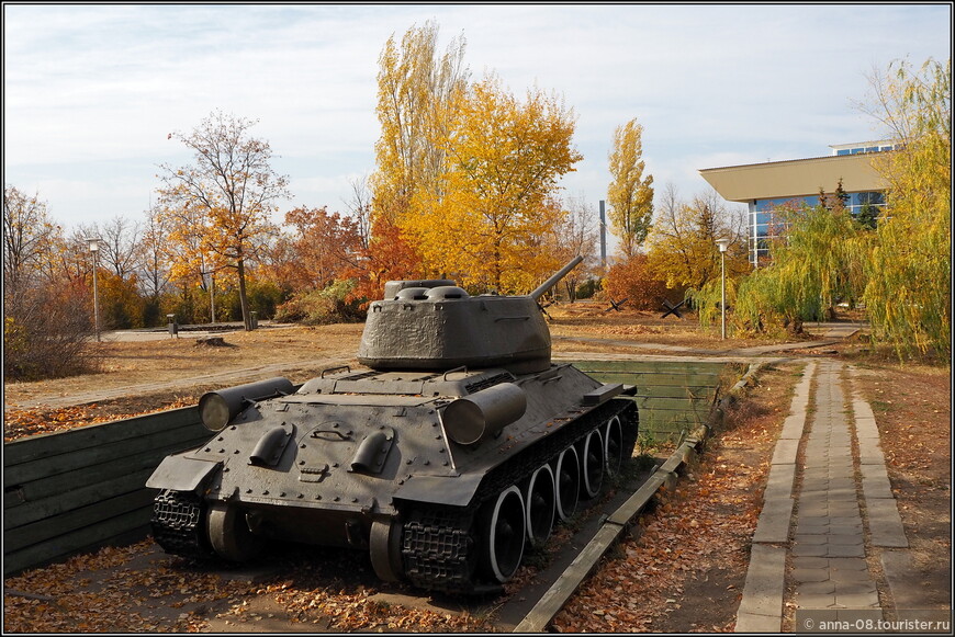 Танк Т-34-85 в окопе