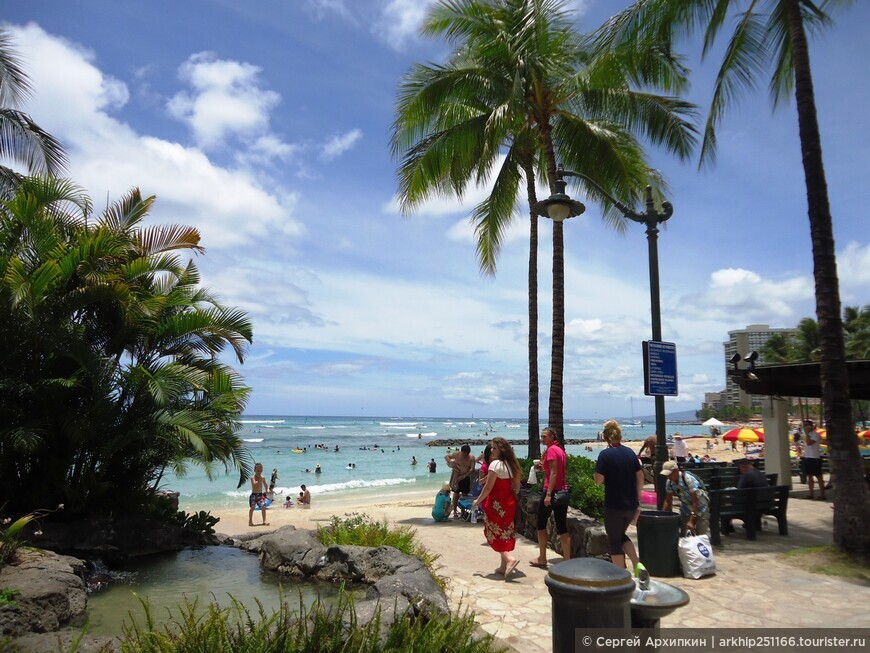 Знаменитый и культовый пляж Вайкики в Гонолулу на Гавайях