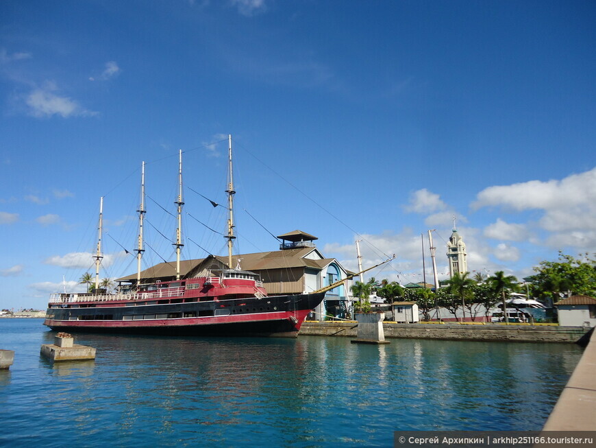 Морской порт и маяк в Гонолулу на Гавайях