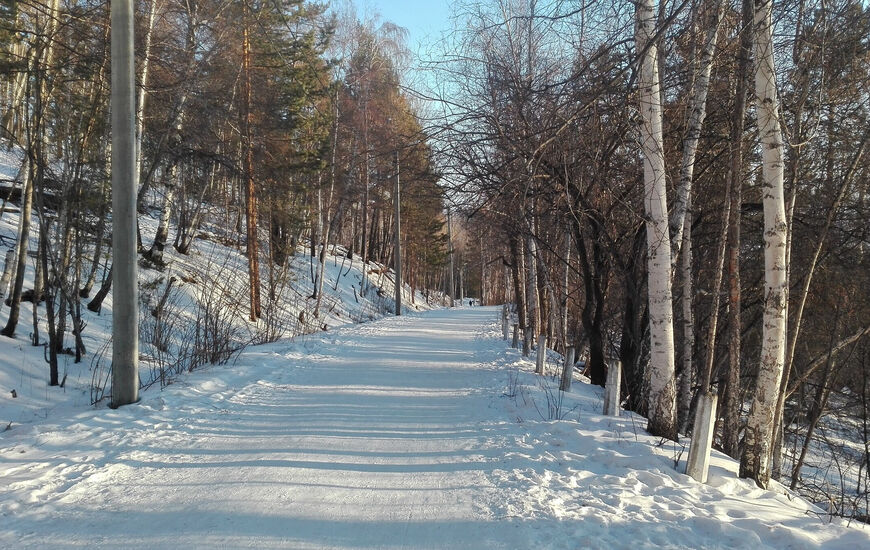 Зимняя дорога на вершину вдоль канатной дороги