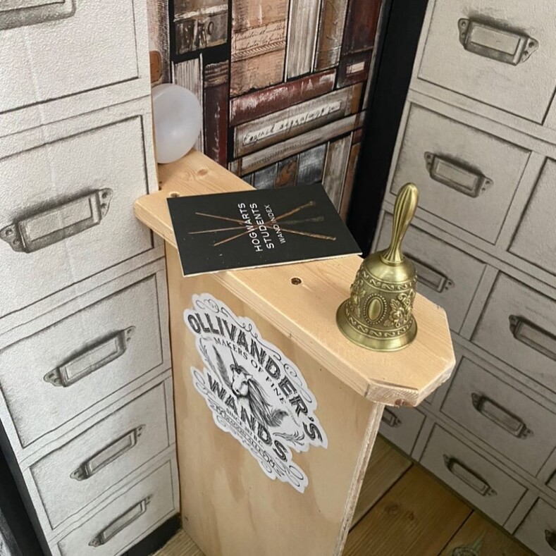 Отец построил для дочери улицу из Гарри Поттера в ее гардеробе: фото оригинального подарка на день рождения