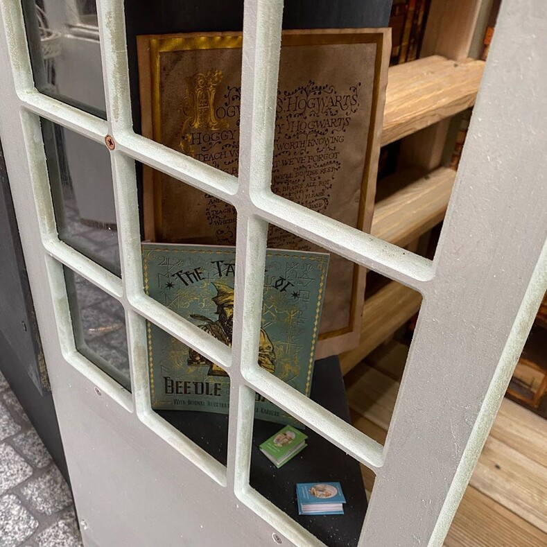 Отец построил для дочери улицу из Гарри Поттера в ее гардеробе: фото оригинального подарка на день рождения