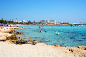 На Кипре ужесточают ограничения и вводят обязательное ношение масок