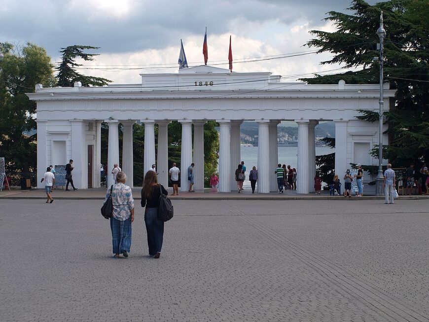 Колоннада со стороны площади Нахимова