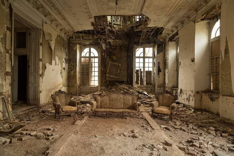 Он фотографирует заброшенные места Европы: военные базы, кладбища машин, старинные замки и многое другое