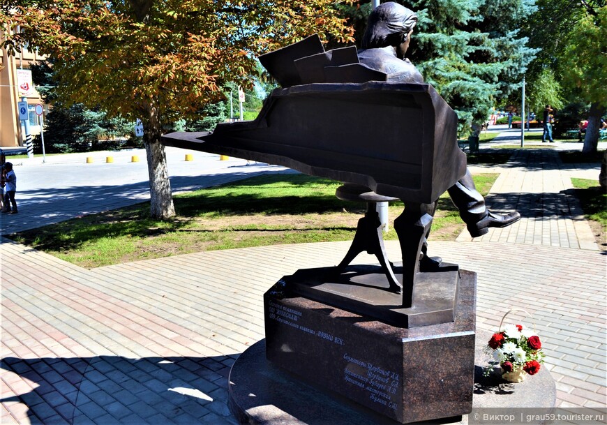 Памятник Альфреду Шнитке