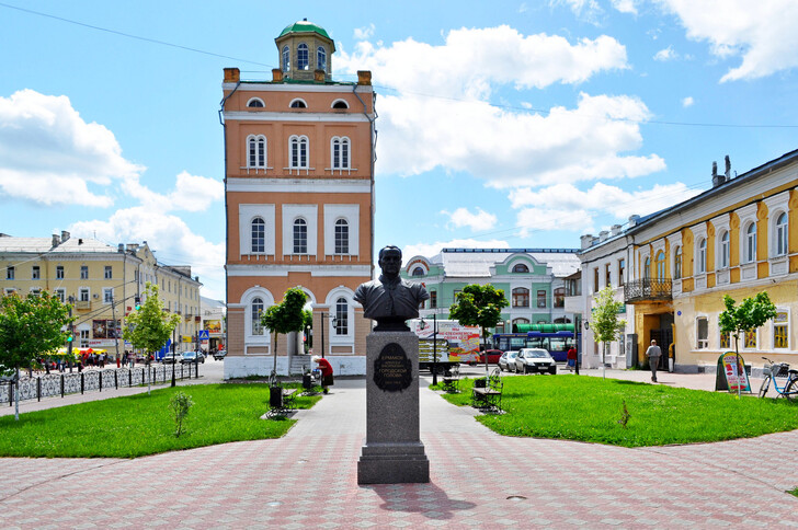 Водонапорная башня и памятник первому градоначальнику Мурома А.В. Ермакову