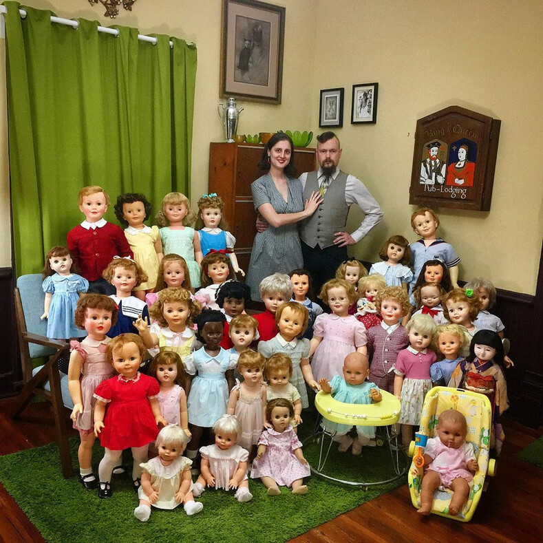 Фото семейной пары, которая рассказывает в соцсетях о своих игрушечных детях, пугая этим пользователей Сети