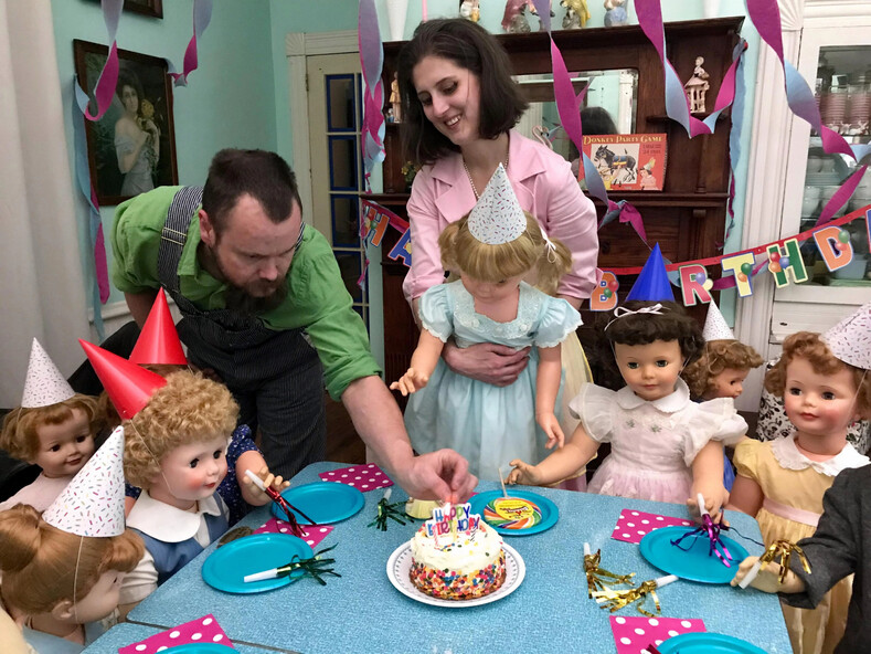 Фото семейной пары, которая рассказывает в соцсетях о своих игрушечных детях, пугая этим пользователей Сети