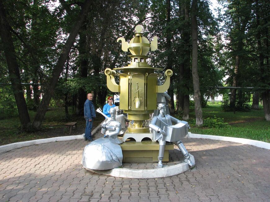 Памятник самовару в парке