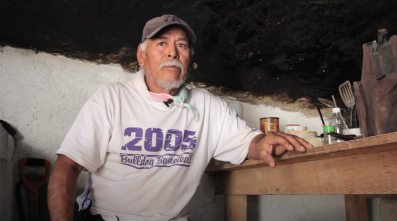 70-летний мексиканец живет под камнем посреди пустыни:  ему предлагали миллионы за его дом, но он отказался