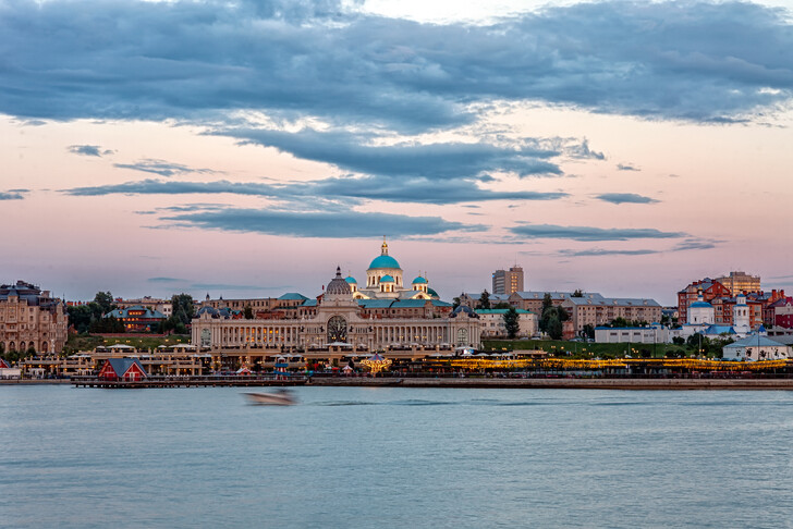 Панорамный вид на вечернюю Казань с воды