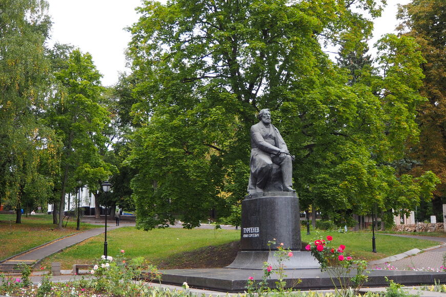 Памятник Тургеневу в Орле