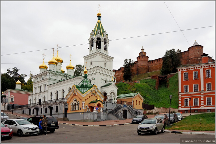 Слева от входа - Царская часовня, построенная в 1881-1882 годах в память мученической смерти императора Александра II.