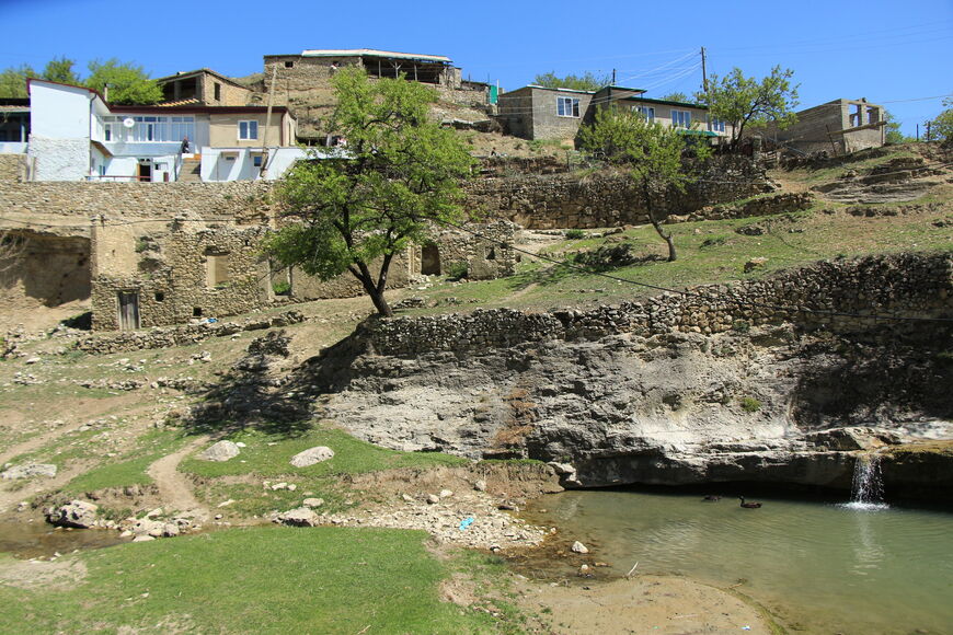 Вид на село Салта. Начало тропы к водопаду
