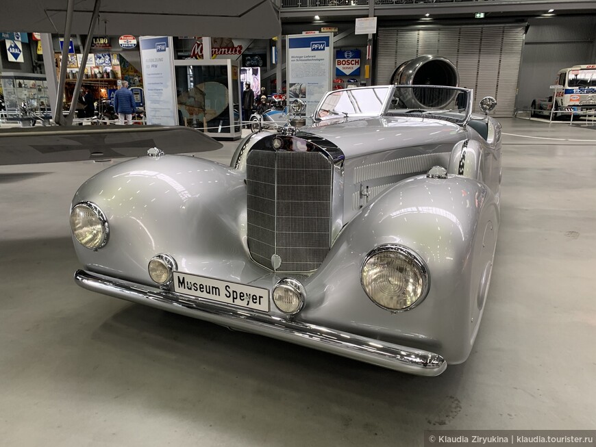 Мерседес Бенц 500, 160 л.с., 1933 год. 8-цилиндровый двигатель, 5018 кубов. Единичный автомобиль, созданный на основе автомобиля тогдашнего короля Ирака. 