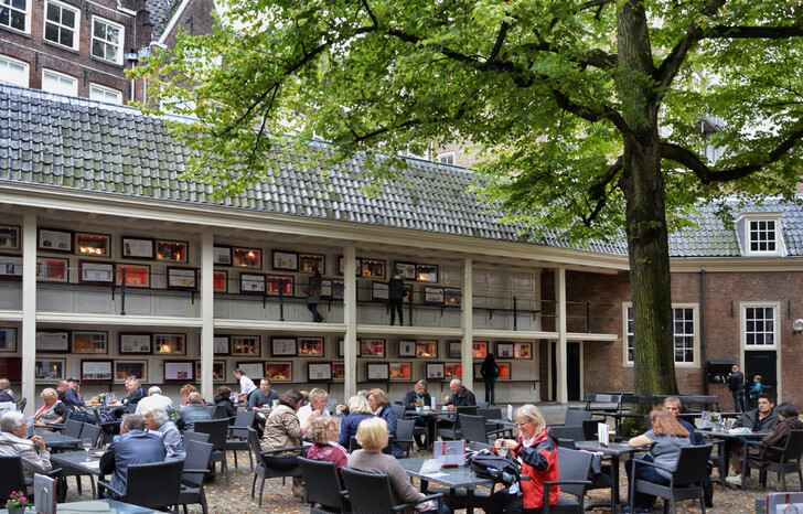 Во дворе Музея Амстердама