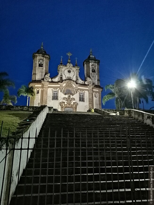 Церковь Носса-Сеньора-ду-Карму в вечернем свете.