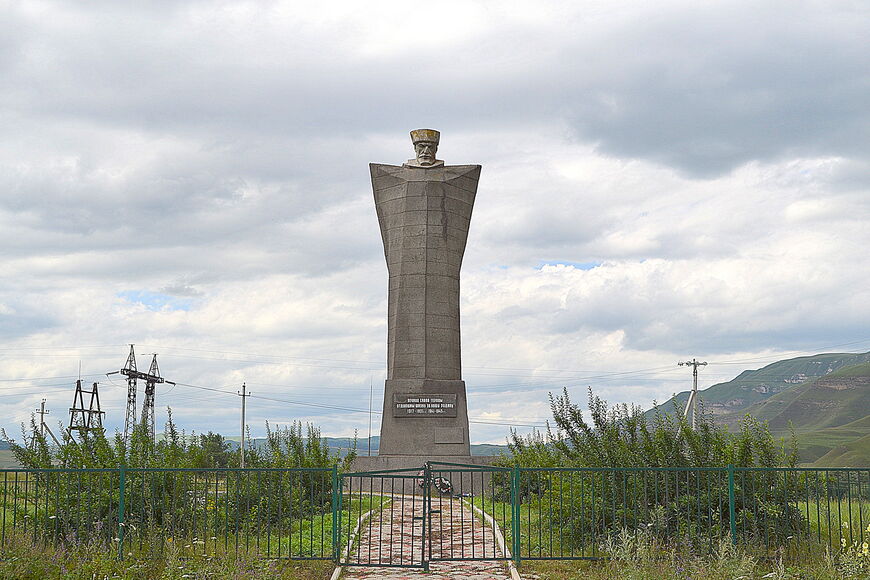 Памятник «Скорбящий горец»