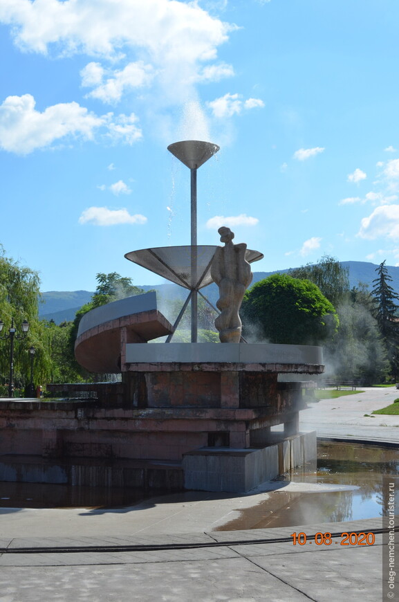 Самый «молодой», самый горячий и единственный фонтанирующий гейзер в континентальной Европе. Гейзер в Сапаревой бане
