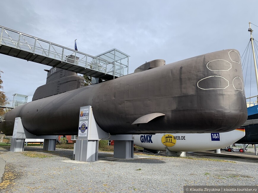 Подводная лодка U - 9, 1966 год, 22 офицера и матроса, длина 45,73 м, ширина 4,58 м, высота 9,20 м, погружение 100 метров, скорость 17 узлов. 