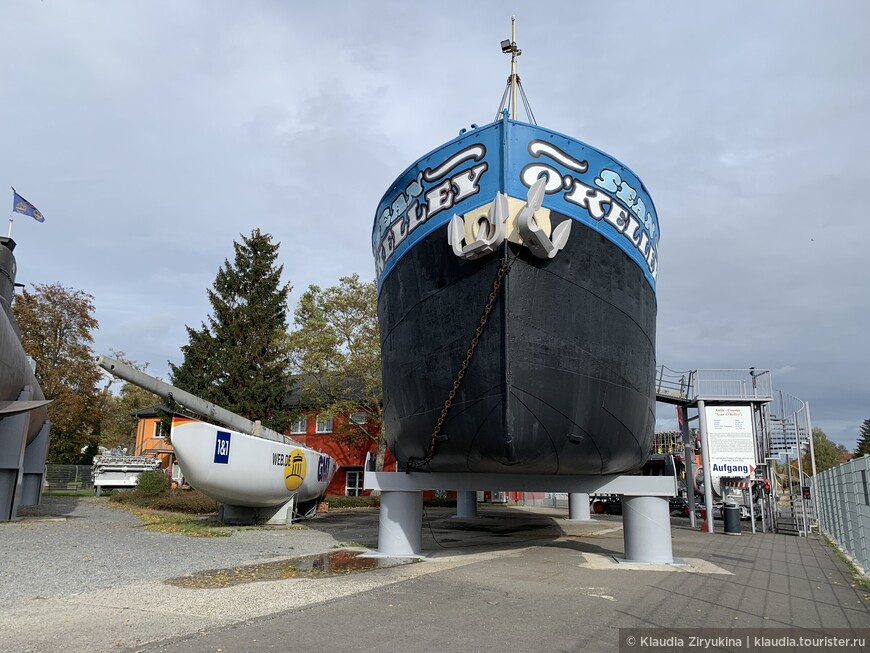 Антик Костер Шона О,Келли, 1923 год, длина 34 метра, ширина 6,30 м, высота 8,30 м. Каботажное судно, подаренное музею в 2003 году Джойем Келли, чья семья жила на этом корабле. 