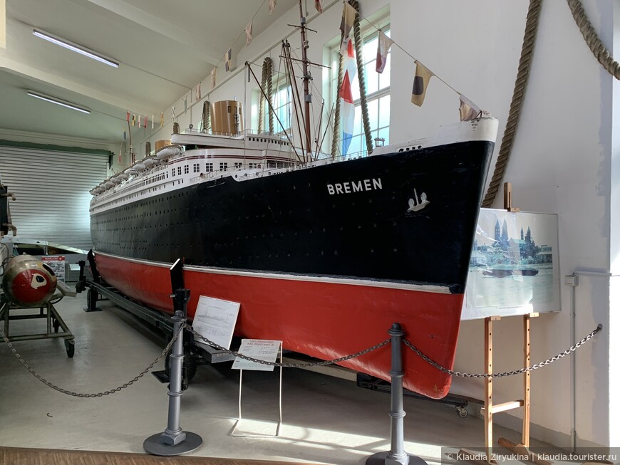 Модель корабля Бремен 4, его строили 12 лет - это самая большая в мире модель корабля, 12 м длиной, с 2 дизельными двигателями по 40 л.с. каждый. 