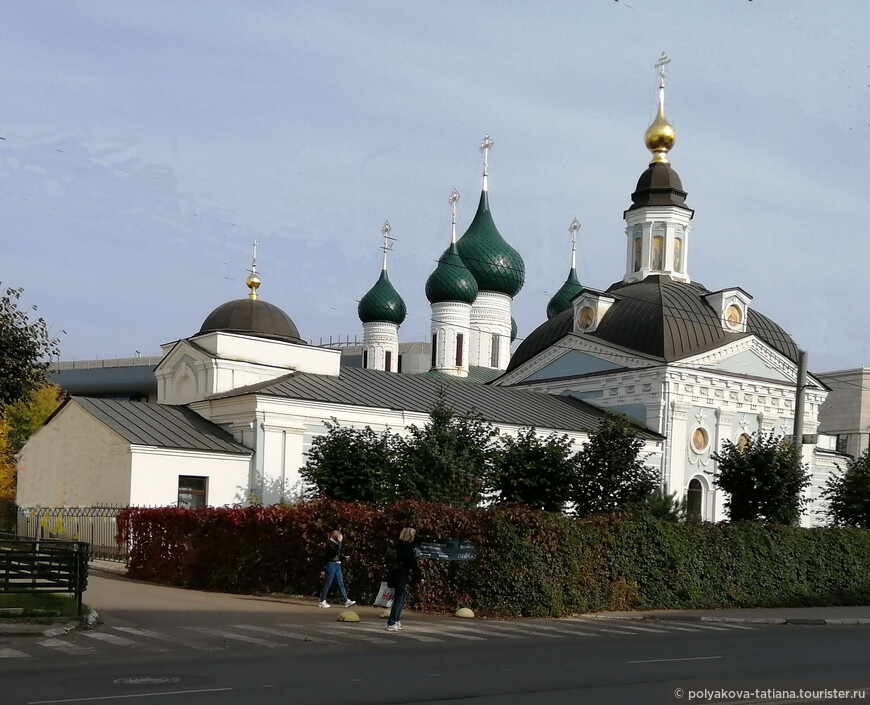 Сретенская церковь ( теплый храм )  построена в 1689- 1691 гг  в стиле елизаветинского барокко. 