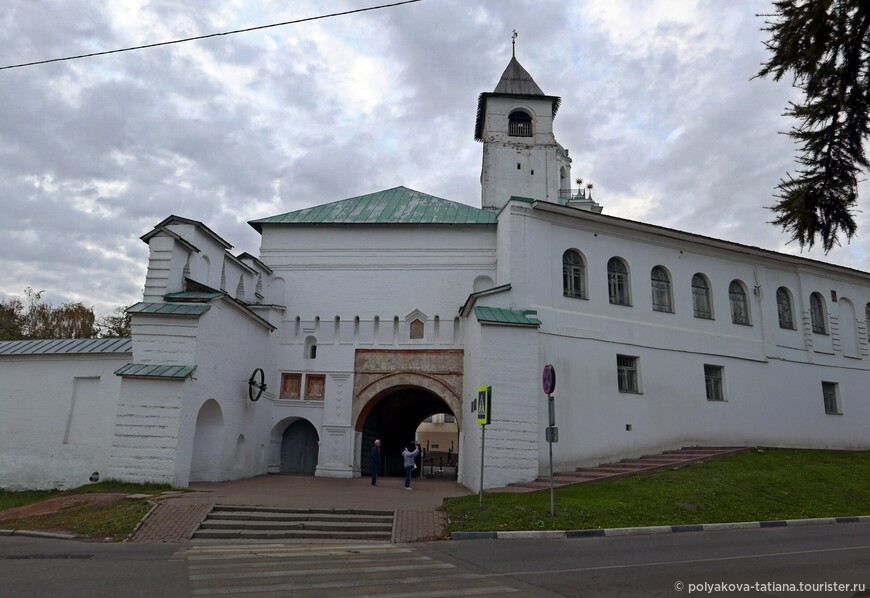 Вход в Спасо - Преображенский монастыть со стороны реки Которосль. Надвратная церковь Введения Богородицы