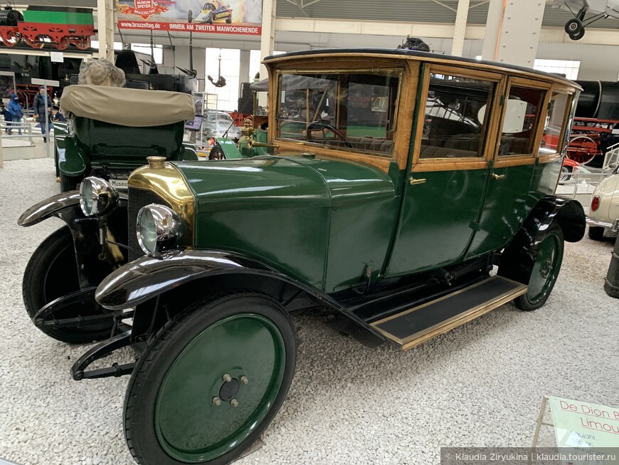Французский седан 1922 года, 4 цилиндра. Завод Де Дион Бутон существовал с 1883 по 1932 годы. Корпус из ясеня, Окно можно было открывать постепенно с помощью текстильной планки. 