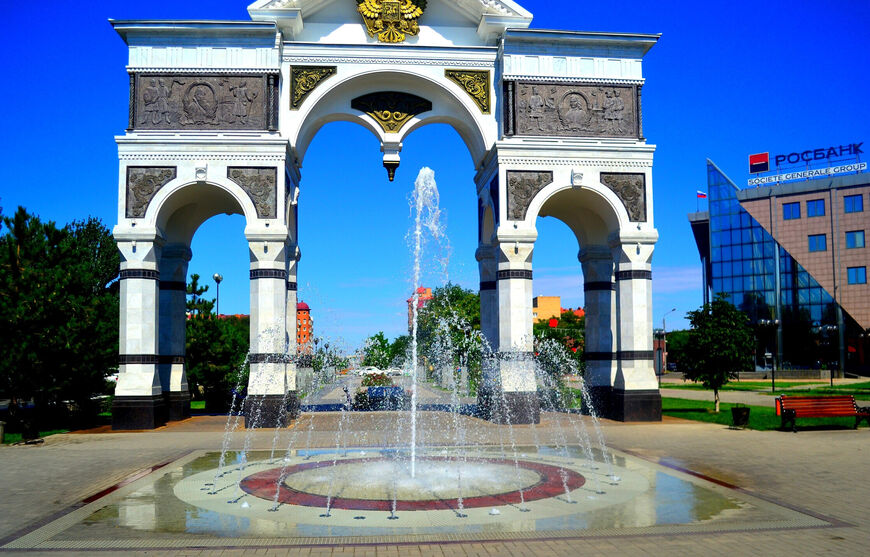 Триумфальная арка с фонтаном
