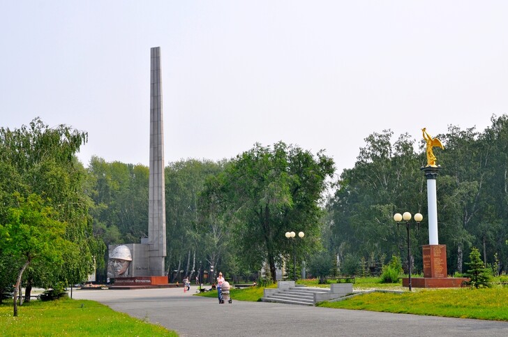Памятник «Защитникам Отечества» и «Добрый ангел мира» в Саду Победы