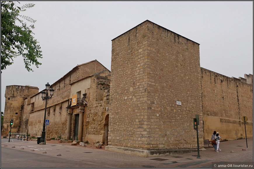 Слева - башня Инквизиции, справа - Голубиная башня или башня Ночного караула