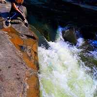 Местечко отдыха "Живая Вода" в предместье Яремче -  Ямной ; 
в данном случае это бежит река Прут