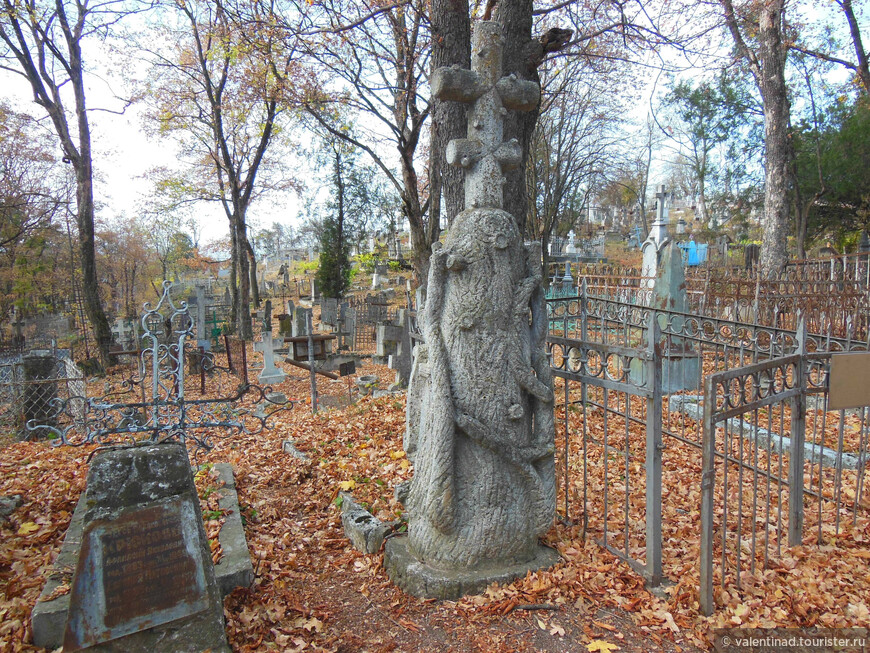 Один из памятников масонского надгробия. Дуб со срезанными ветвями - это символ смерти. Такие надгробия, несколько видоизмененные, стали изготавливаться местными каменотесами и получили большое распространение.
