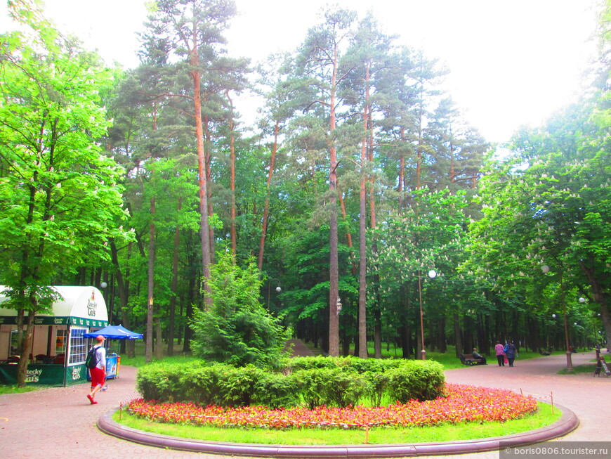 Типичный столичный парк с аттракционами