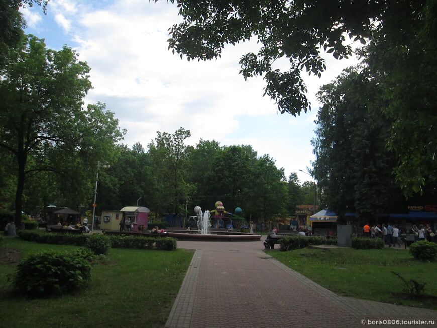 Типичный столичный парк с аттракционами