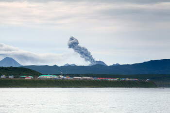 Вулкан Эбеко на Сахалине выбросил пепел на высоту 2.5 км