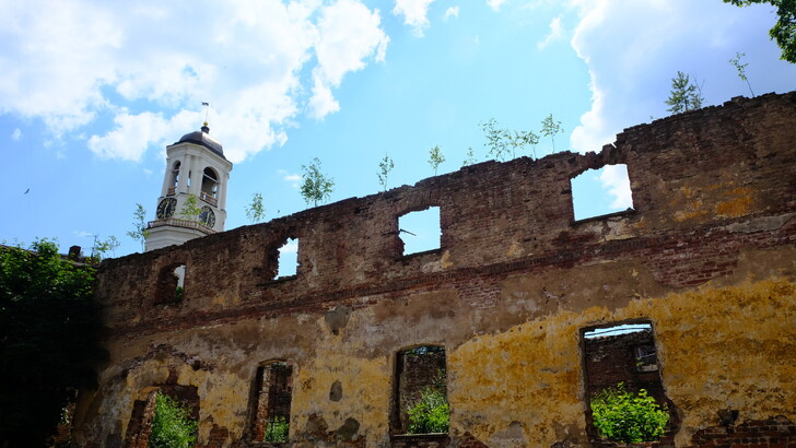 Руины старого кафедрального собора и Часовая башня