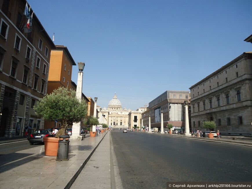 Площадь Святого Петра  в Риме — главная христианская площадь Европы.